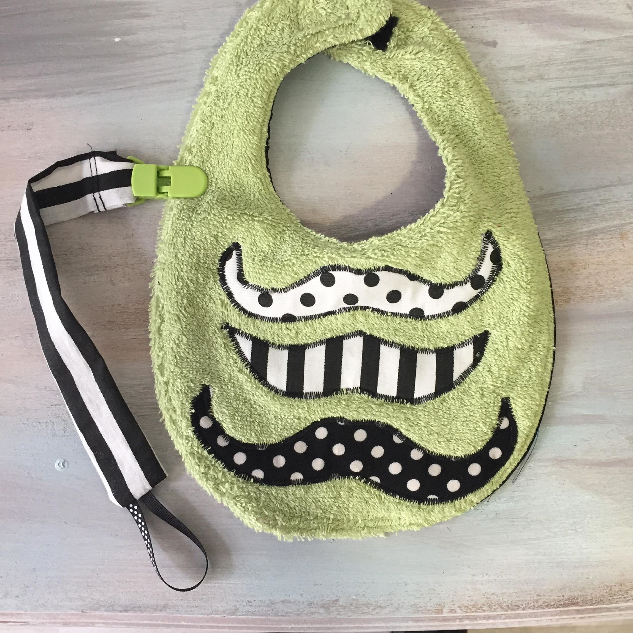 bavoir moustache
